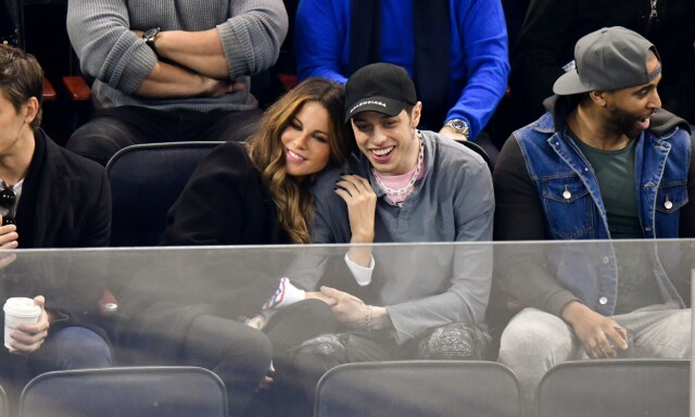 FORELSKET?: Kate Beckinsale og Pete Davidson hadde mye nærkontakt på ishockeykamp i New York i helgen. Foto: NTB scanpix FORELSKET?: Kate Beckinsale og Pete Davidson hadde mye nærkontakt på ishockeykamp i New York i helgen. Foto: NTB scanpix
